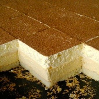 Dezert so šľahačkou a vanilkovým krémom Dezert so šľahačkou a vanilkovým krémom