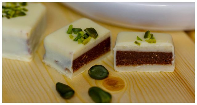 Marcipánové kocky v bielej čokoláde - recept na vianočné cukrovinky Marcipánové kocky v bielej čokoláde - recept na vianočné cukrovinky