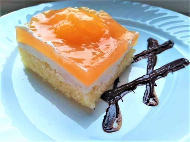 Piškótový dezert s tvarohom a marhuľami