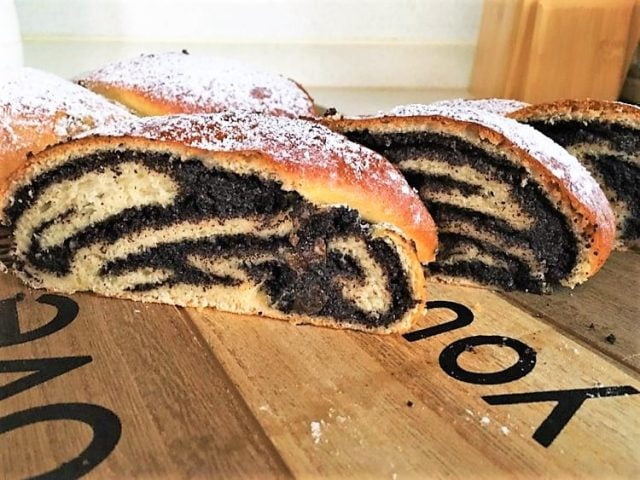 Recept na makové vrkoče z kysnutého cesta s tvarohom a hrozienkami Recept na makové vrkoče z kysnutého cesta s tvarohom a hrozienkami