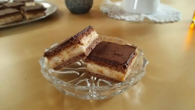 Recept na mliečne rezy s kakaom a smotanou Recept na mliečne rezy s kakaom a smotanou