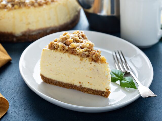 delikatni-orechovy-cheesecake-se-slanym-karamelem-dokonale-propojeni-sladkeho-a-slaneho