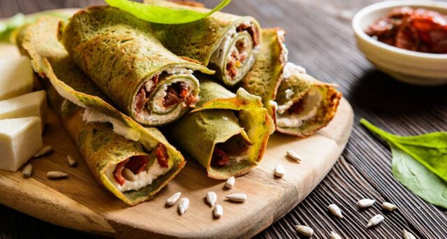 krasne-barevne-spenatove-palacinky-s-cottage-syrem-a-susenymi-rajcaty