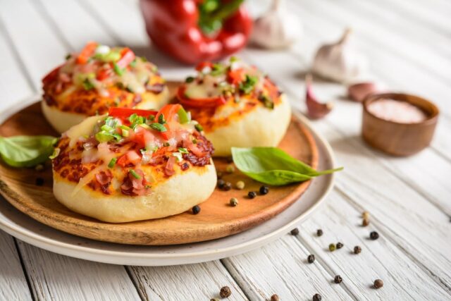 mini-cesnekove-pizza-buchty-se-sunkou-a-syrem-skvele-pohosteni-pro-hosty