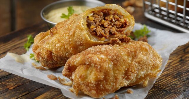 smazene-palacinky-plnene-mletym-masem-kaloricke-ale-krupave-a-originalni