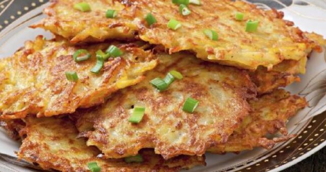CIBULOVE-PLACKY-NASI-BABICKY-Krupave-palacinky-s-cibuli-sunkou-a-syrem-pripravene-za-10-minut