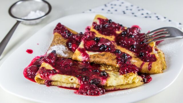 Palacinky-s-horkym-malinovym-sirupem