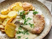 Minútkové bravčové kotlety s parmezánovou omáčkou a pečeným zemiakom Bravčové kotlety s parmezánovou omáčkou – rýchly recept na šťavnaté mäso