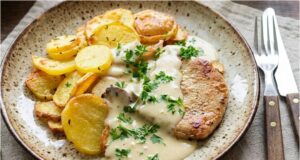 Minútkové bravčové kotlety s parmezánovou omáčkou a pečeným zemiakom Bravčové kotlety s parmezánovou omáčkou – rýchly recept na šťavnaté mäso