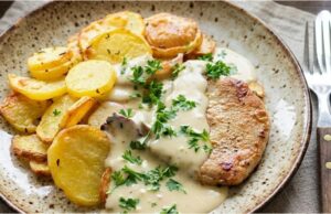 Minútkové bravčové kotlety s parmezánovou omáčkou a pečeným zemiakom Bravčové kotlety s parmezánovou omáčkou – rýchly recept na šťavnaté mäso