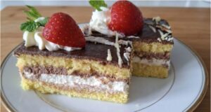 Nadýchané rezy ku káve: Luxusné spojenie mascarpone a parížskej šľahačky Luxusné piškótové rezy s mascarpone a parížskou šľahačkou: dezert ku káve ako z cukrárne