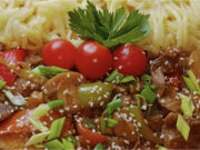 Šťavnatá bravčová Čína s farebnou zeleninou, šampiňónmi a rezancami Bravčová Čína s rezancami a farebnou zeleninou na tanieri