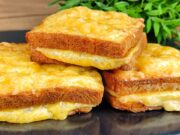 Zapečené toasty z rúry vo vajíčkovej košieľke so šunkou a syrom Chlebové toasty plnené šunkou a syrom