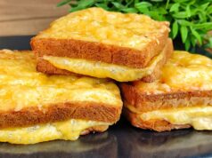 Zapečené toasty z rúry vo vajíčkovej košieľke so šunkou a syrom Chlebové toasty plnené šunkou a syrom