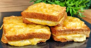 Zapečené toasty z rúry vo vajíčkovej košieľke so šunkou a syrom Chlebové toasty plnené šunkou a syrom