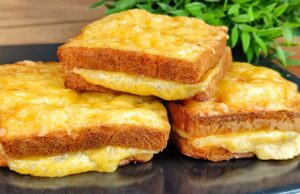 Zapečené toasty z rúry vo vajíčkovej košieľke so šunkou a syrom Chlebové toasty plnené šunkou a syrom