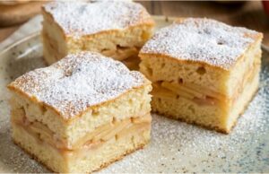 Kysnutý jablkový koláč s jahodovým nádychom: Šťavnatosť v každom súste Jablkový kysnutý koláč s jahodovým pudingom – vláčny aj na druhý deň