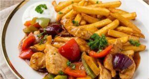 Blesková kuracia zmes s medom a chilli: Šťavnatá minútka plná farieb Kuracia zmes na panvici so zeleninou a sweet chilli: Rýchla minútka plná chuti