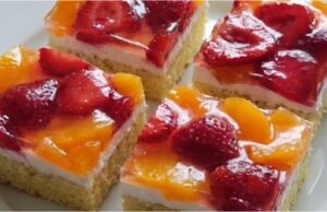 Svieži piškót s mascarpone, ovocím a želé: Ľahký dezert, ktorý si zamilujete Letná mascarpone buchta s jahodami a broskyňami – vláčny piškót s trikom s vriacou vodou