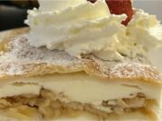 Jablkové rezy s pudingom a piškótami: Šťavnatý dezert z lístkového cesta Jablkové rezy z lístkového cesta s pudingom – hotové raz dva a chutia ako z cukrárne