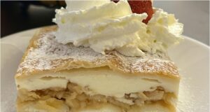 Jablkové rezy s pudingom a piškótami: Šťavnatý dezert z lístkového cesta Jablkové rezy z lístkového cesta s pudingom – hotové raz dva a chutia ako z cukrárne