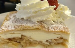 Jablkové rezy s pudingom a piškótami: Šťavnatý dezert z lístkového cesta Jablkové rezy z lístkového cesta s pudingom – hotové raz dva a chutia ako z cukrárne