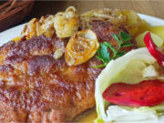 Šťavnaté obrátené bravčové rezne pečené na slanine a cibuli Šťavnaté obrátené bravčové rezne pečené na slanine a cibuli