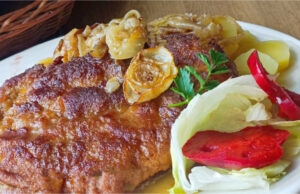 Šťavnaté obrátené bravčové rezne pečené na slanine a cibuli Šťavnaté obrátené bravčové rezne pečené na slanine a cibuli