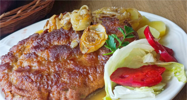 stavnate-obracene-bravcove-rezne-pecene-na-slanine-a-cibuli-942 Šťavnaté obrátené bravčové rezne pečené na slanine a cibuli