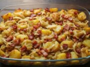Lacný obed z jedného pekáča: Zapekané kapusta so zemiakmi a údeninou, ktoré voňajú ako od babičky Zapekaná kapusta so zemiakmi a údeninou: poctivý recept z jedného pekáča