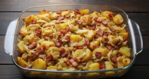 Lacný obed z jedného pekáča: Zapekané kapusta so zemiakmi a údeninou, ktoré voňajú ako od babičky Zapekaná kapusta so zemiakmi a údeninou: poctivý recept z jedného pekáča